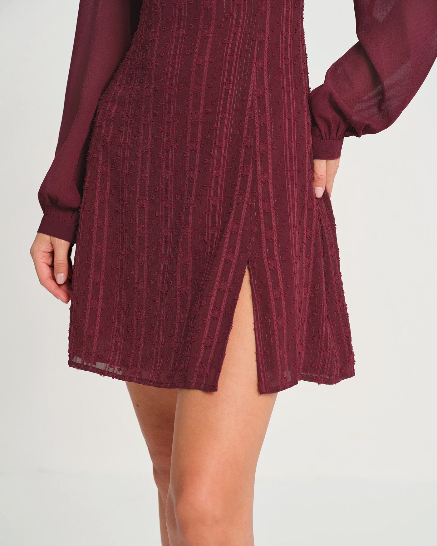 Vinröd Chiffon Mock Neck Mini Klänning