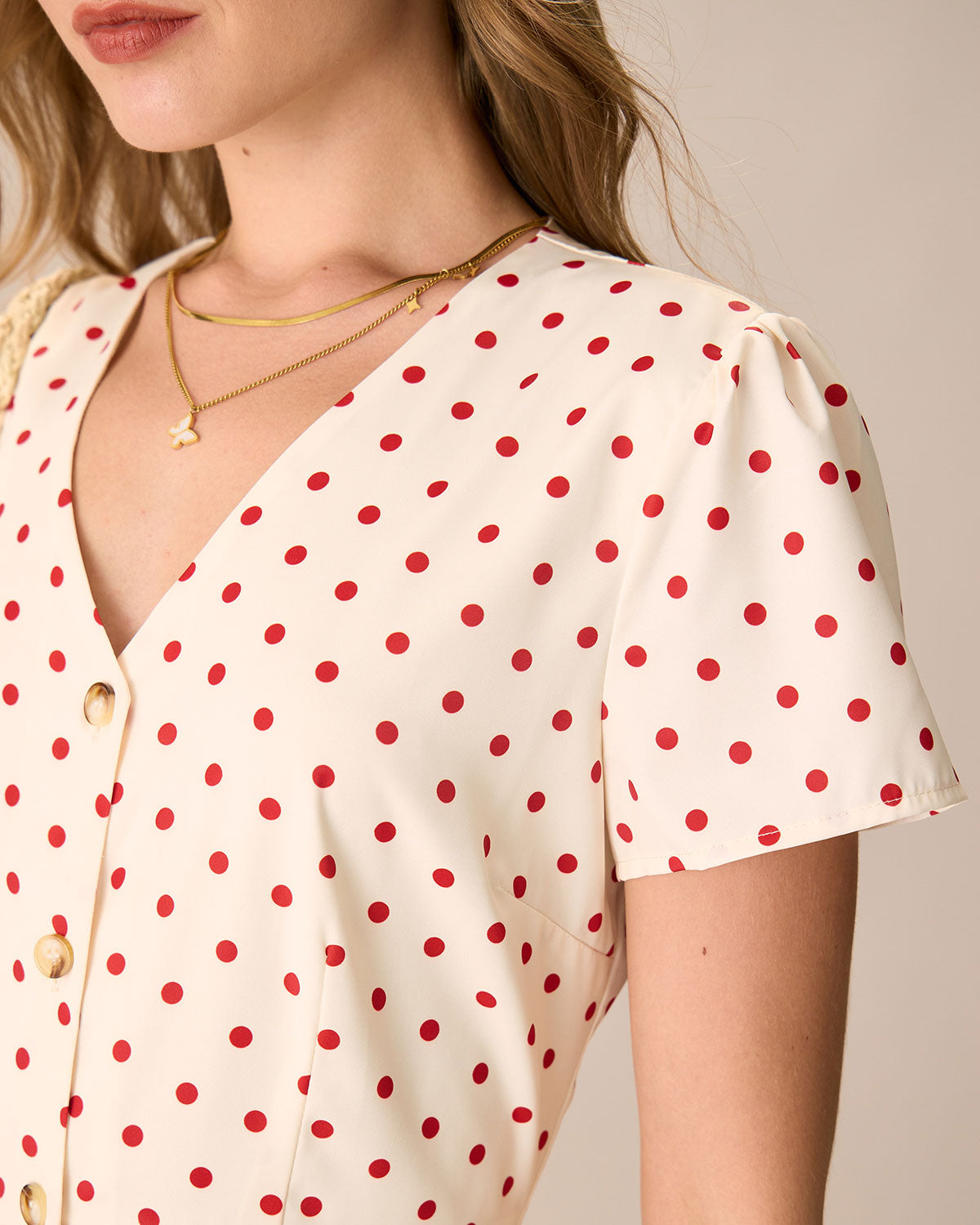 Den Beige Prickiga Knapp Mini Klänningen