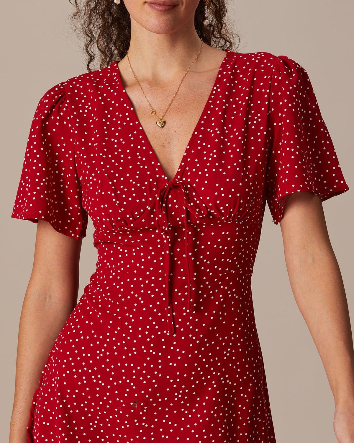 Den Röda V-Hals Polka Dot Flounce Mini Klänning