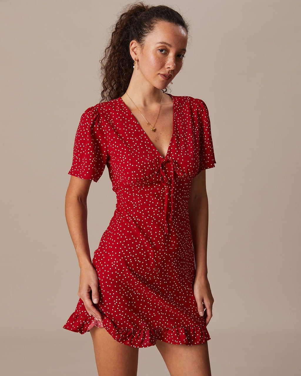Den Röda V-Hals Polka Dot Flounce Mini Klänning