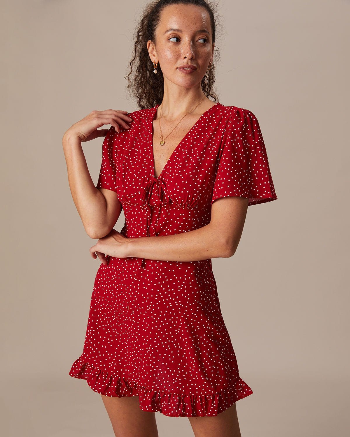 Den Röda V-Halsad Prickig Flounce Mini Klänning