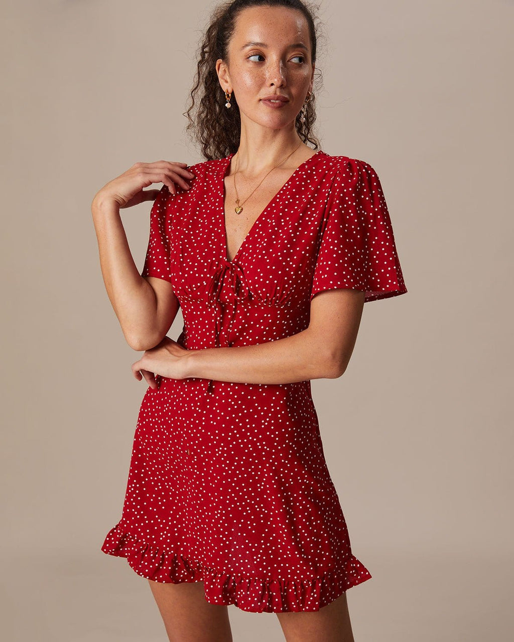 Den Röda V-Hals Polka Dot Flounce Mini Klänning