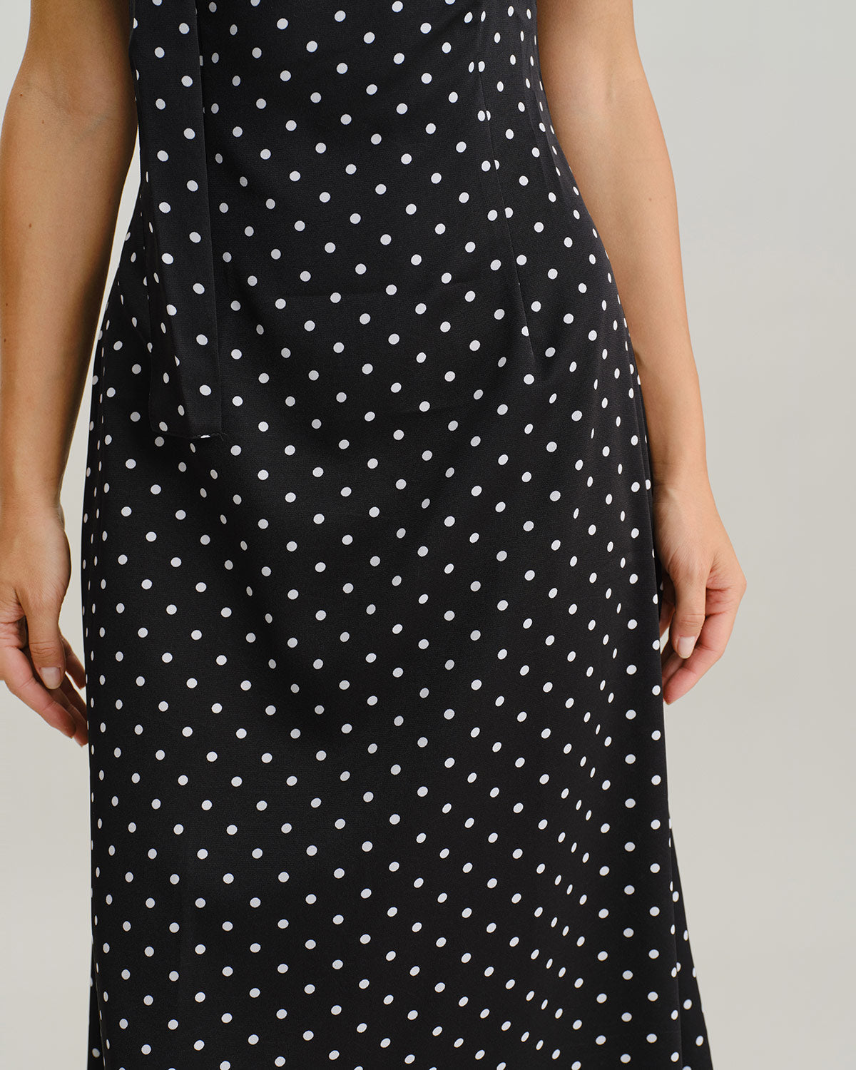 Svart Prickig Cowl Neck Slip Maxi Klänning