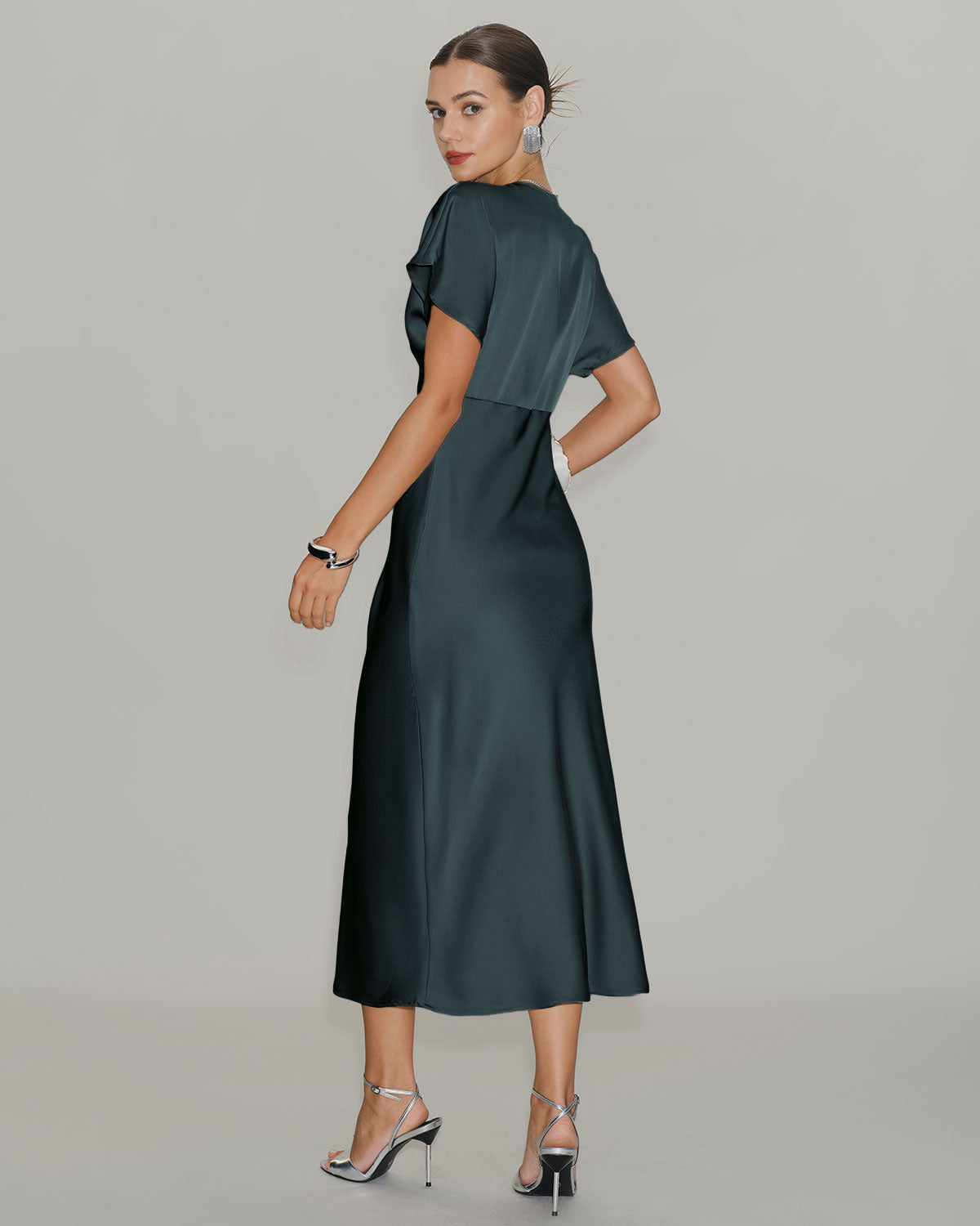Grågrön Satin Cowl Sleeve Midi Klänning