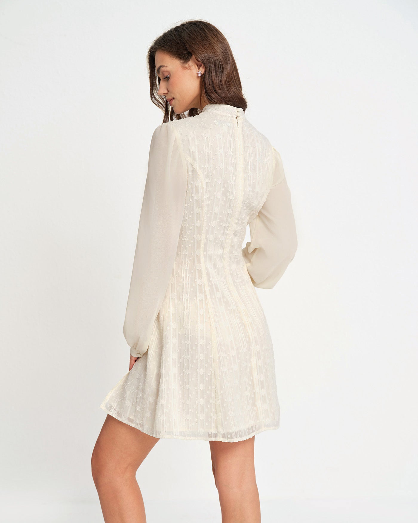 Beige Chiffon Mock Neck Mini Klänning