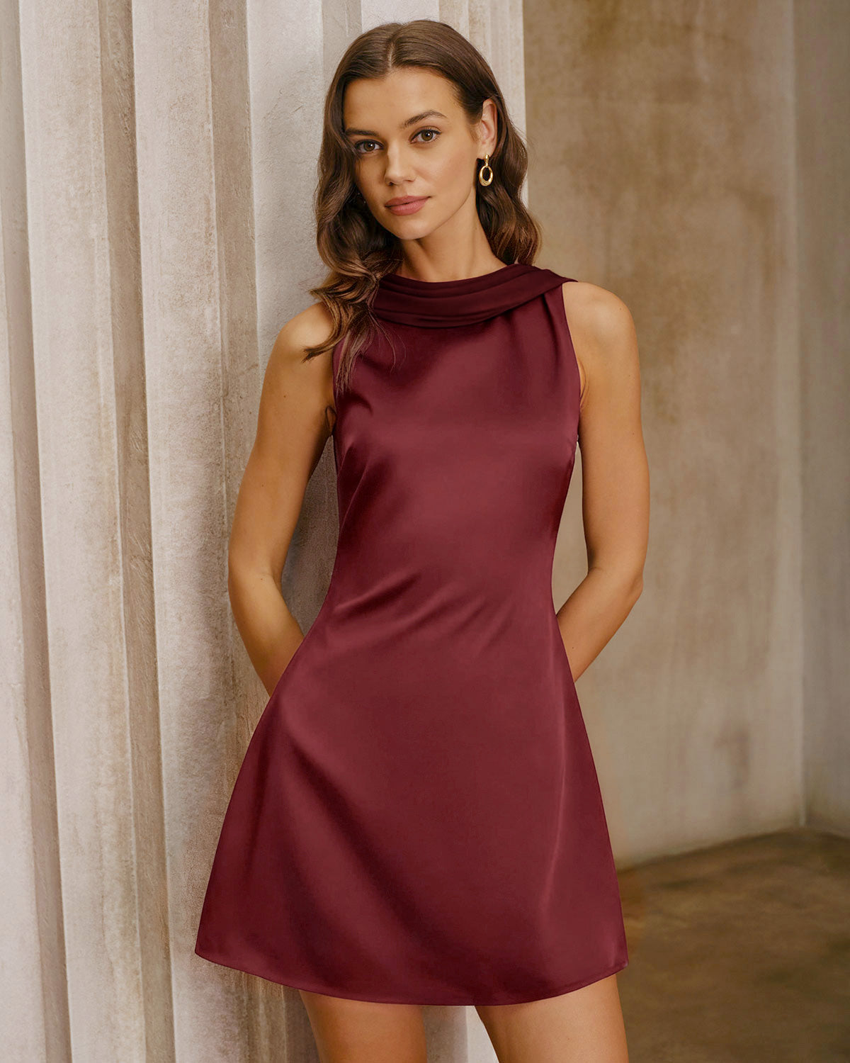 Vinröd Satin Cowl Neck Backless Mini Klänning